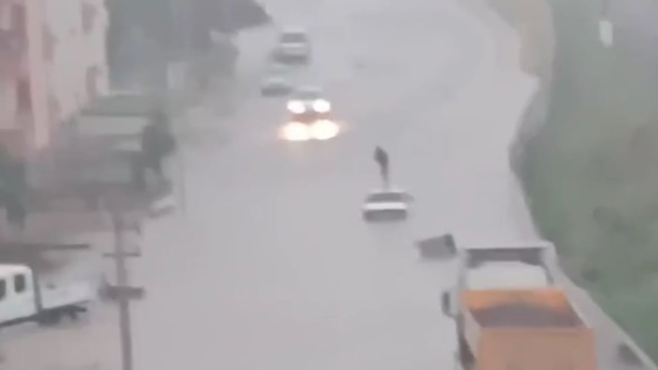 Ankara'da şiddetli yağış: Bir kişi otomobilin tavanında mahsur kaldı