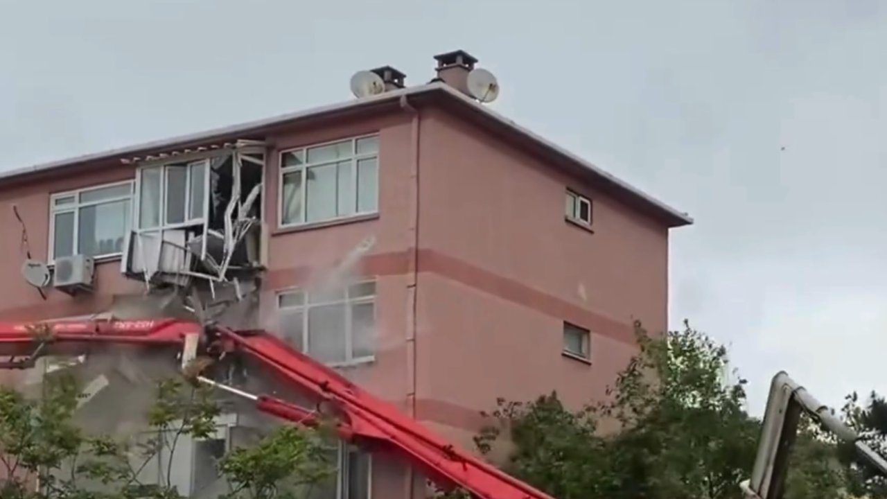 Üsküdar'da pes dedirten ihmal! Beton mikseri apartmanın üstüne devrildi