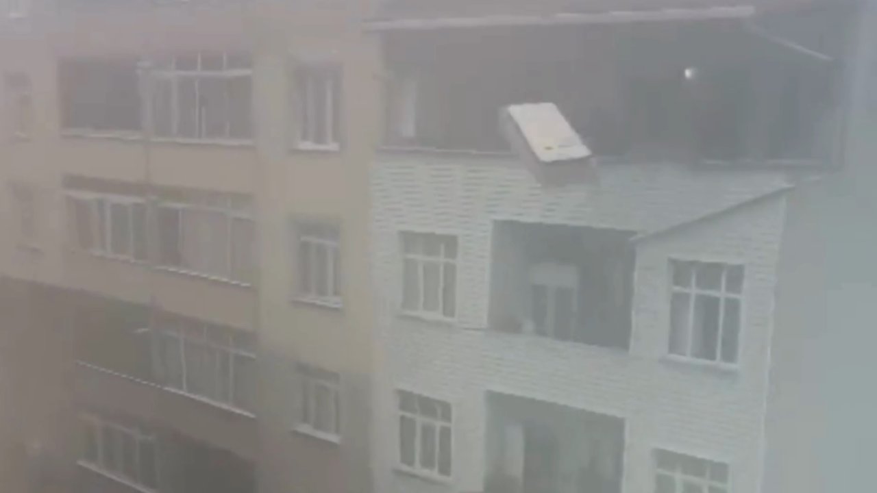 İstanbul'da pes dedirten olay! Apartmanın en üst katından yola mobilya attı