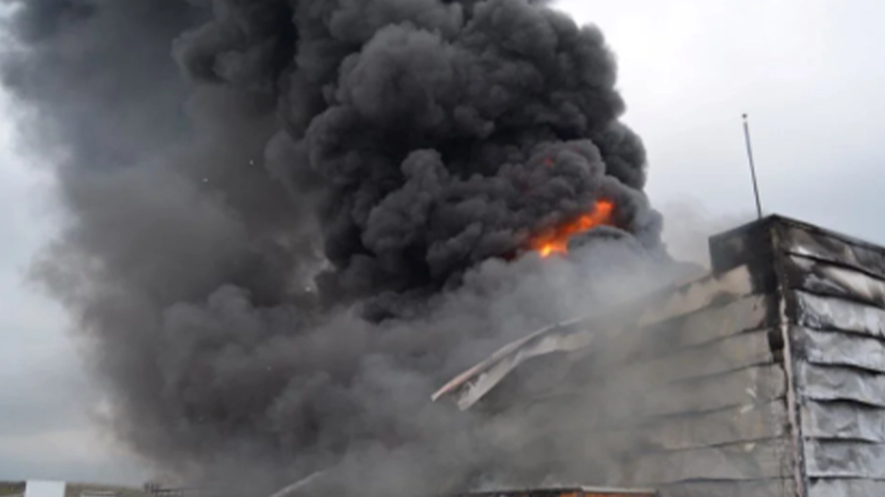 Aksaray'da fabrikada yangın: Saatler sonra söndürüldü