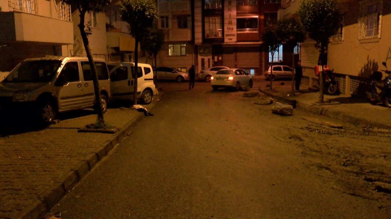 Esenler'de sokakta yürüyen baba-oğula silahlı saldırı düzenlendi