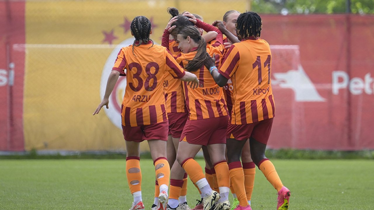Bakan Bak’tan Galatasaray Kadın Futbol Takımı’na tebrik