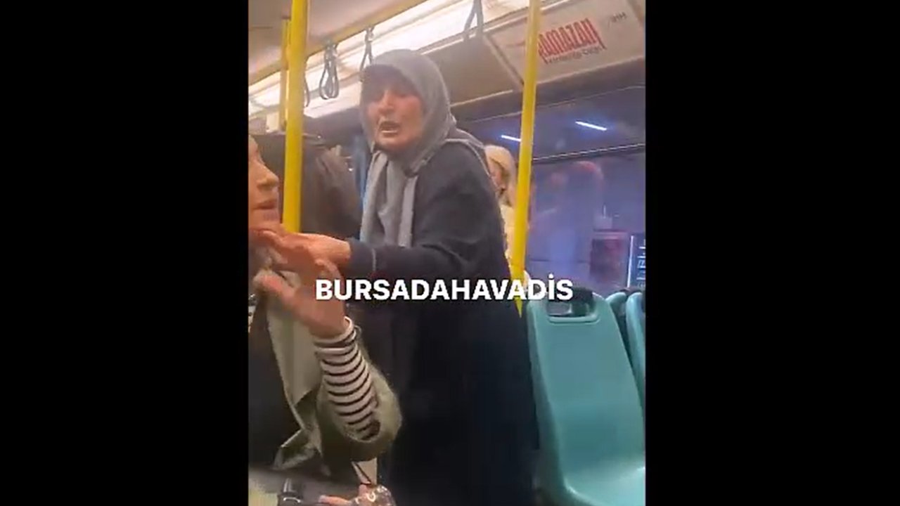 Yaşlı kadın, metroda kendisine yer vermeyen gençlerle kavga etti!