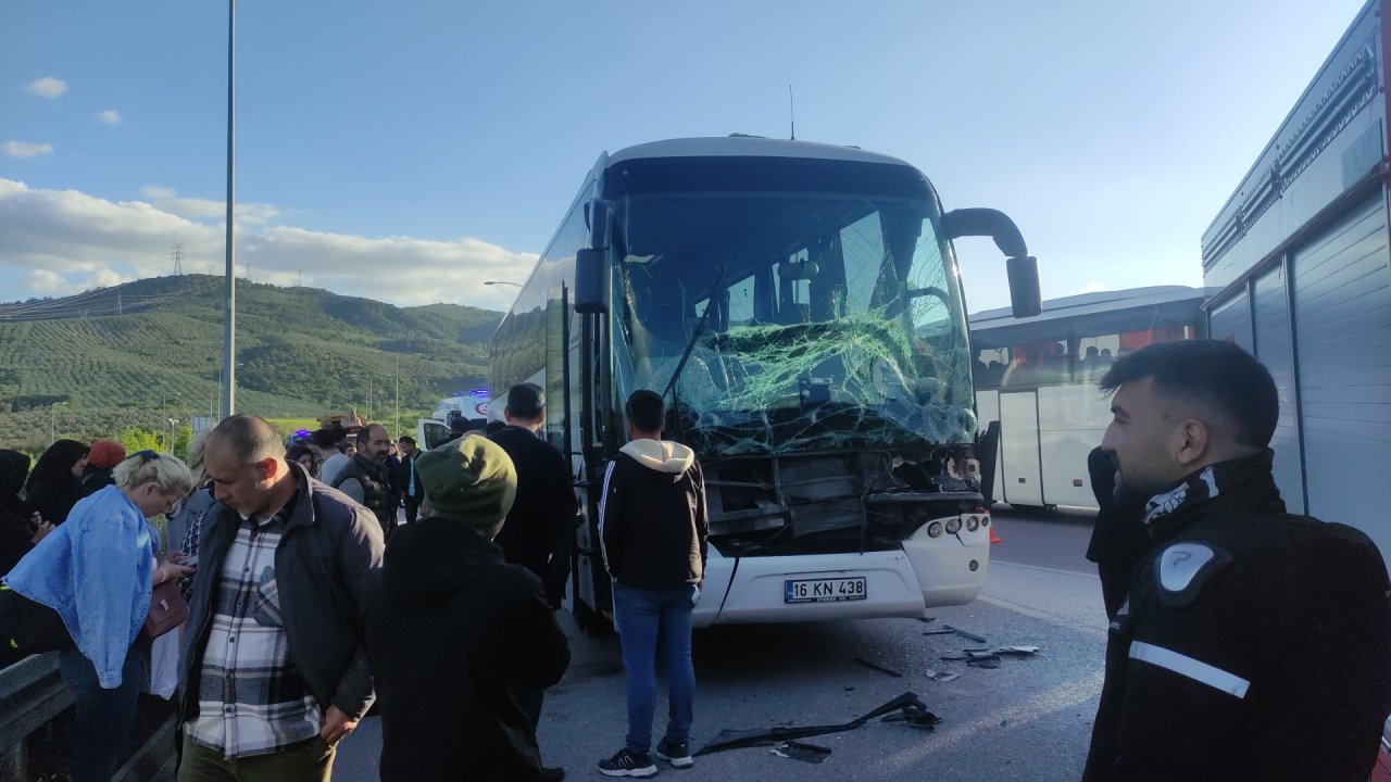 Yolcu otobüsü TIR'a arkadan çarptı: Sürücü sıkıştı, 38 yolcu yara almadı