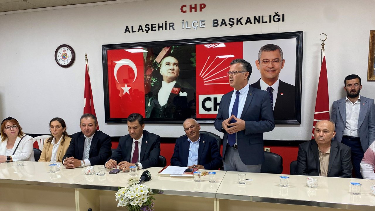 İYİ Parti'de istifa depremi: İlçe başkanı ve yönetim kurulu üyeleri CHP'ye katıldı