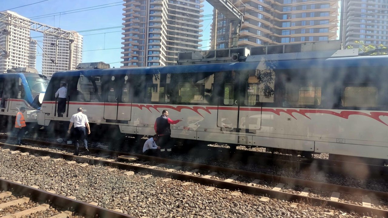 Yolcu treni vagonunun tekeri raydan çıktı: Yolcular tahliye edildi, seferler durduruldu
