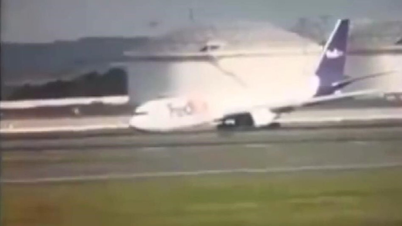 İstanbul Havalimanı'nda kargo uçağı gövdesinin üstüne iniş yaptı!