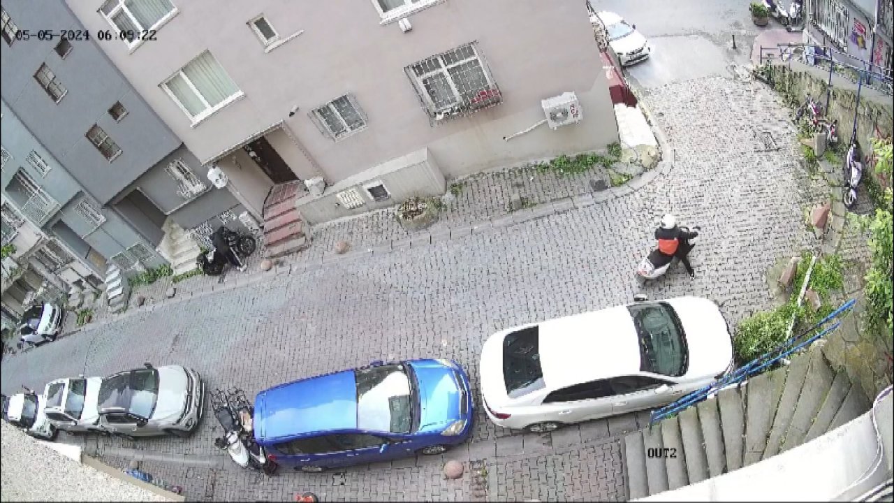 İstanbul'da park halindeki motosiklet böyle çalındı: Şüpheliler kayıplara karıştı