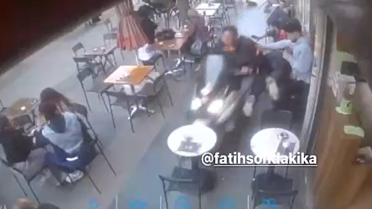 Freni patlayan motosiklet kafede oturanların arasına daldı!
