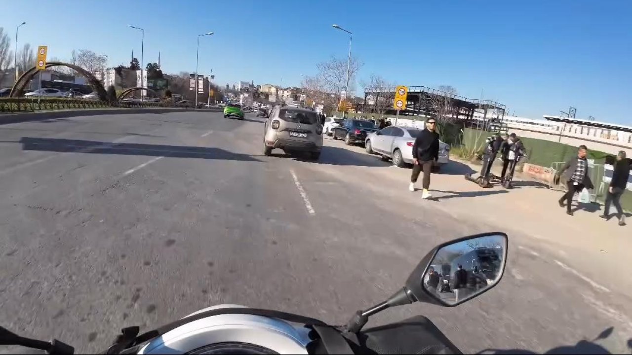Takipçi uğruna motosikletini yayaların üzerine sürdü!
