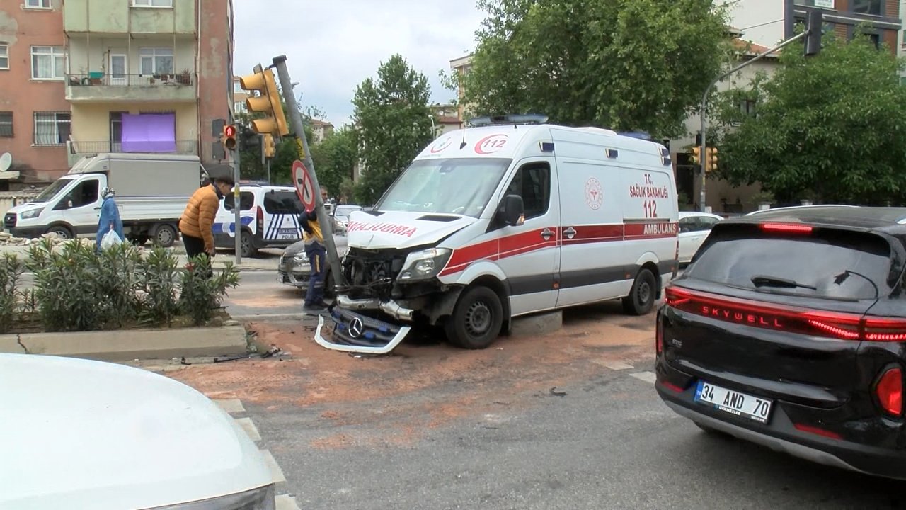 İhbara giden ambulans kaza yaptı: Yaralılar var