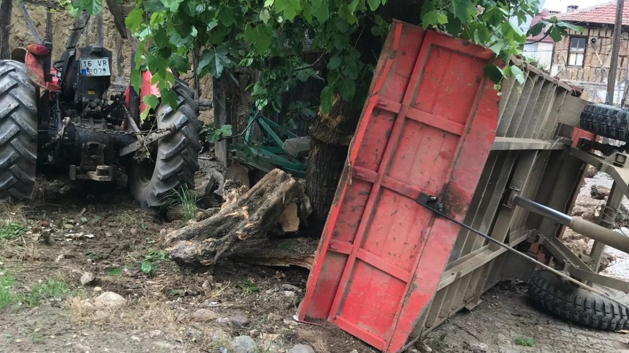 Bursa’da ağaca çarpıp devrilen traktörün sürücü öldü