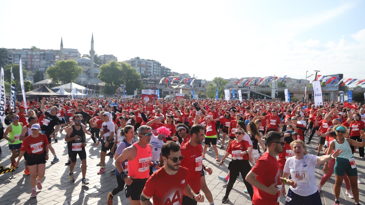 İstanbul'da binlerce kişi 19 Mayıs coşkusuyla koştu