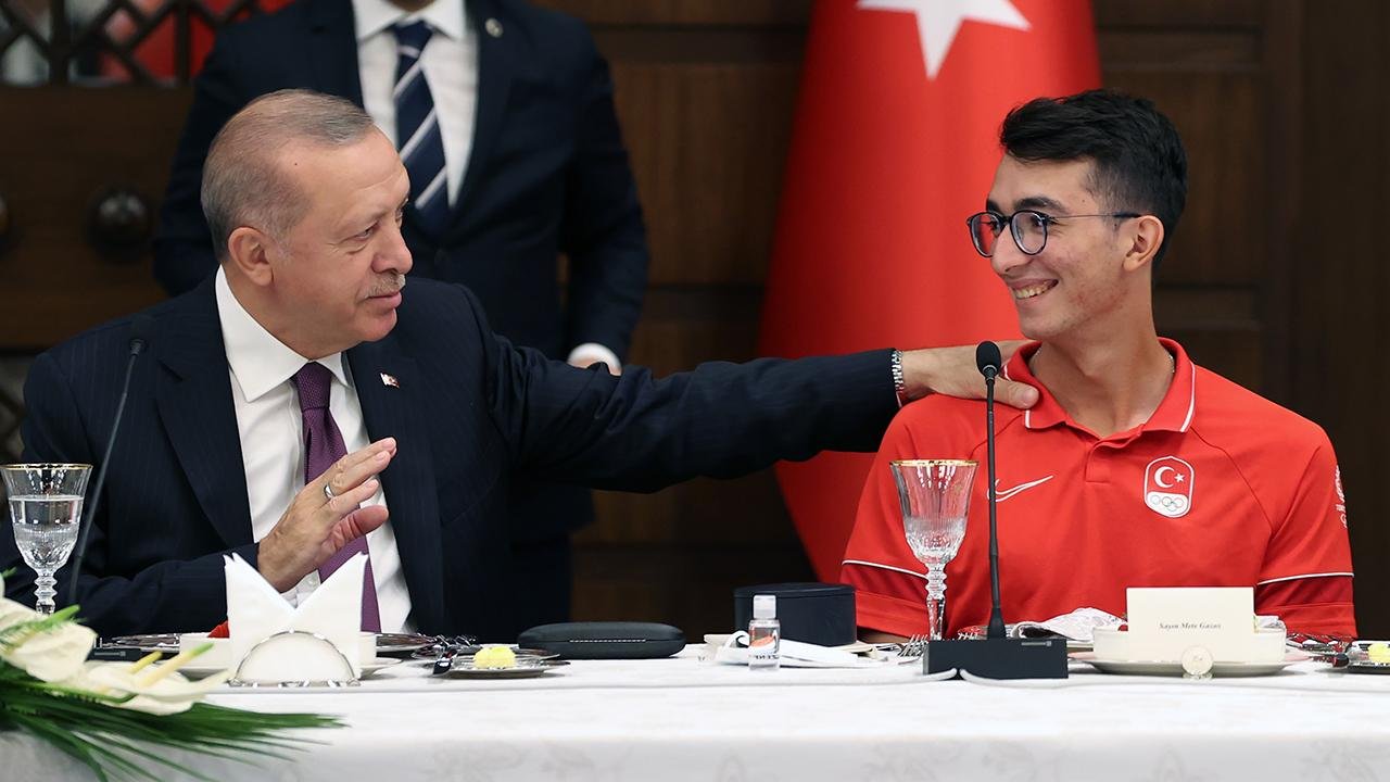 Cumhurbaşkanı Erdoğan'dan Mete Gazoz'a tebrik mesajı