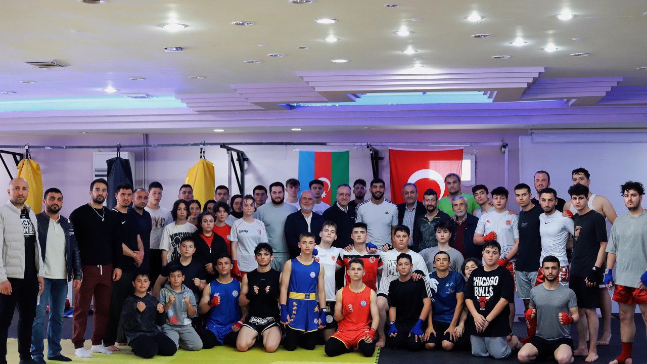 Kick boks dünya şampiyonu, Bursalı gençlerle buluştu