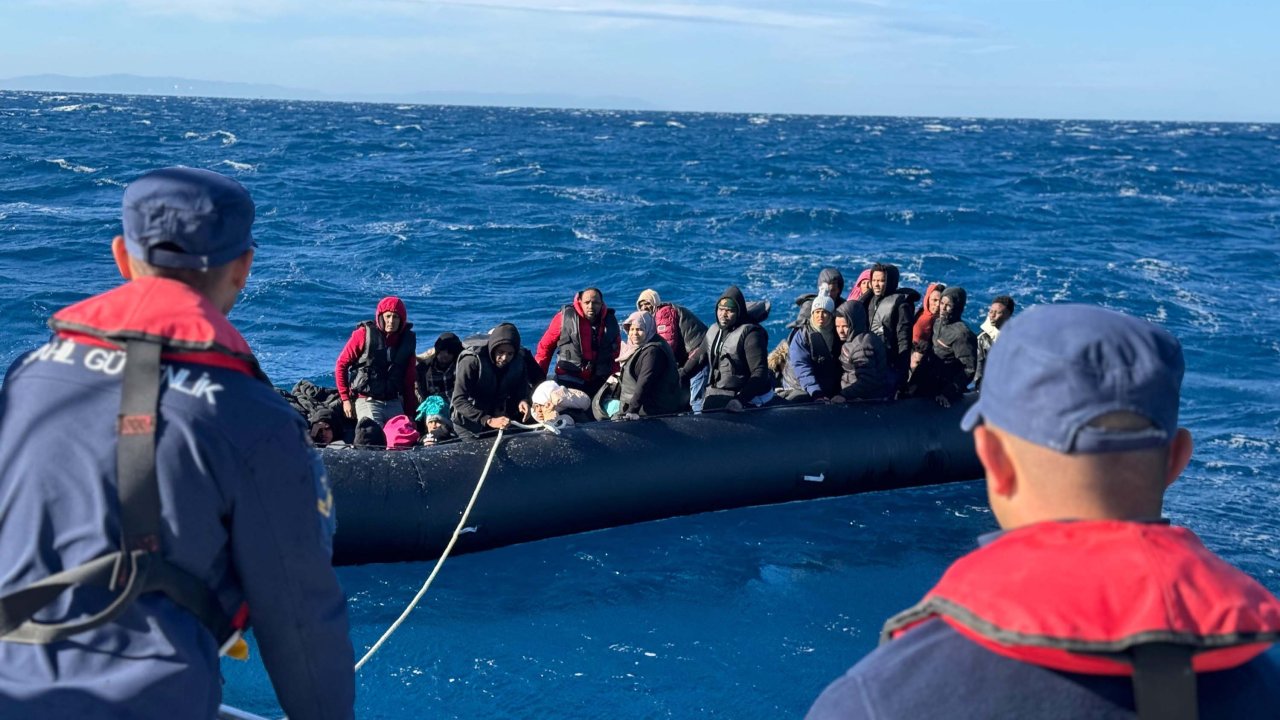 Yunanistan'ın geri ittiği kaçak geçmenler kurtarıldı