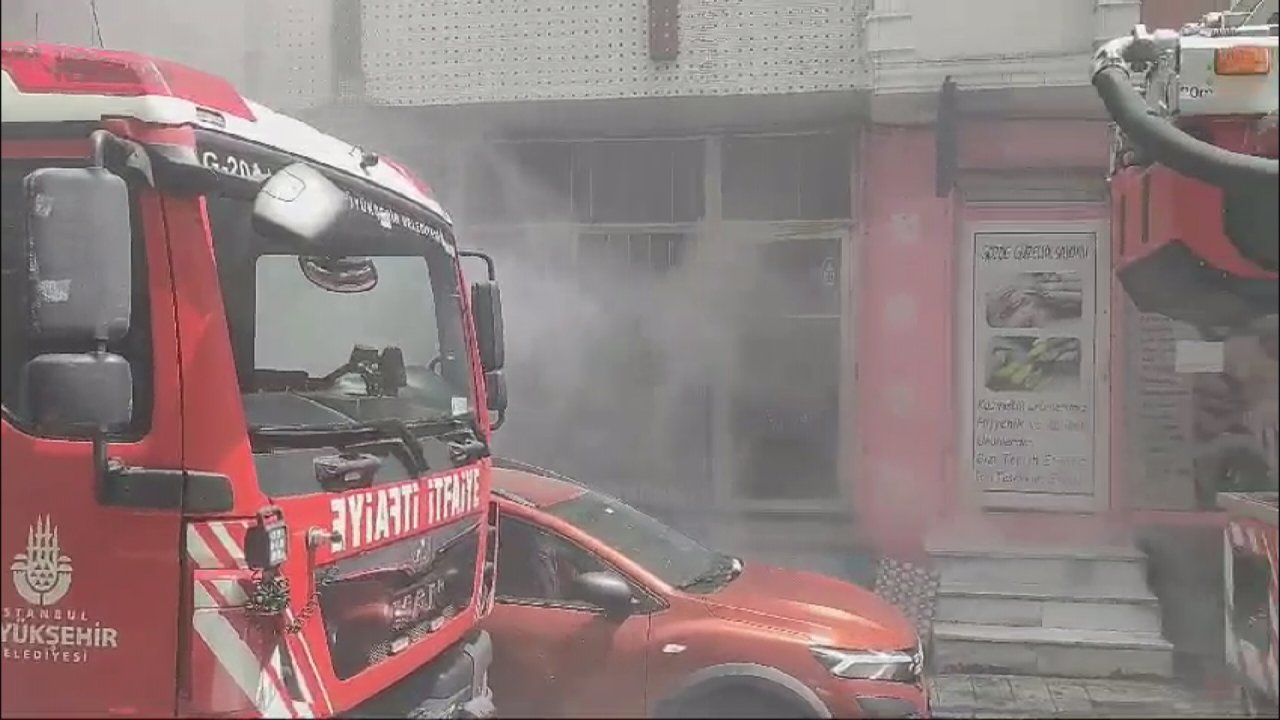 İstanbul'da depoda yangın: Ekipler sevk edildi