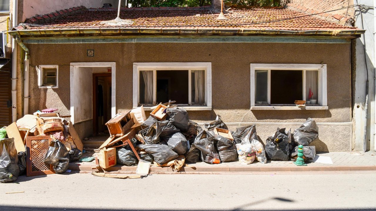 Kötü koku ekipleri harekete geçirdi: Evden 4,7 ton çöp çıktı