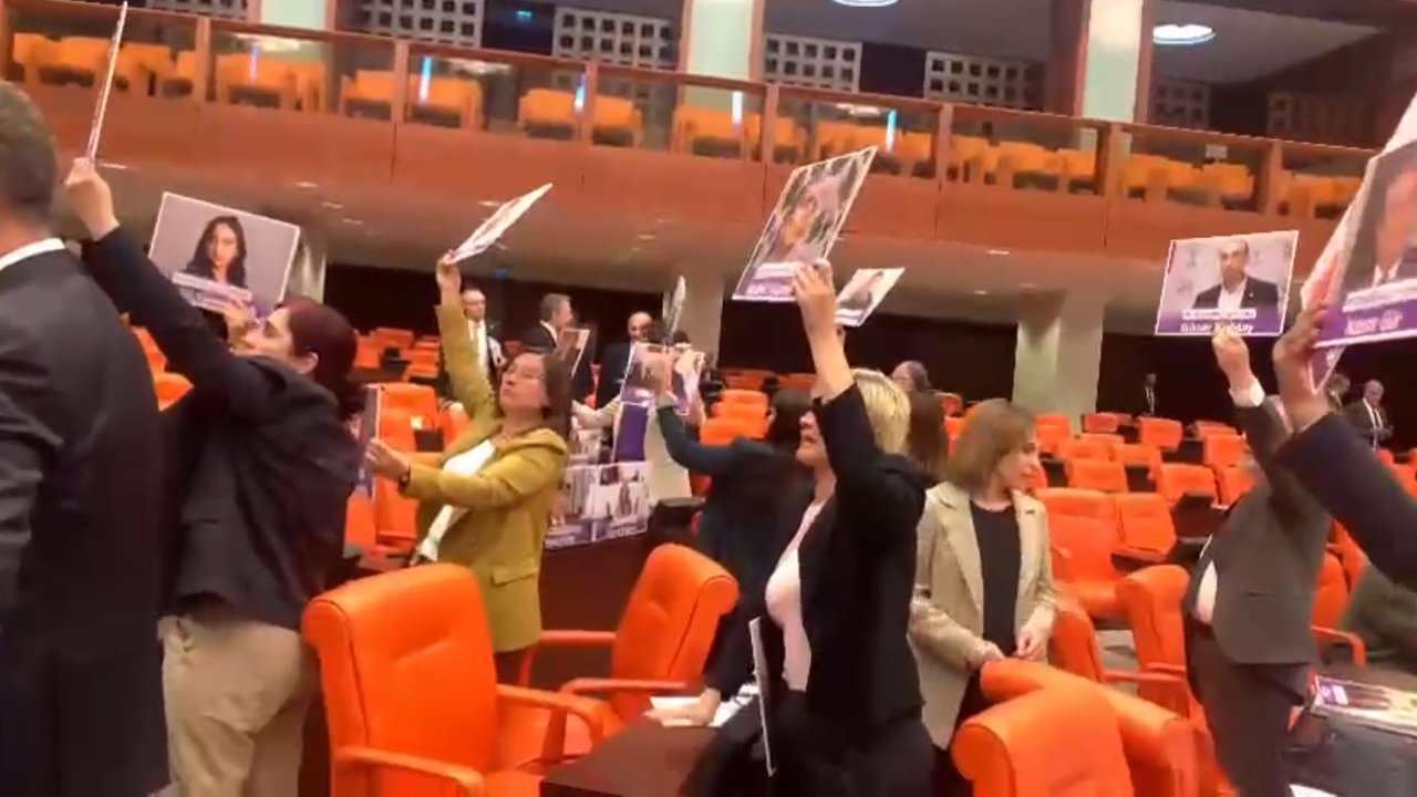 DEM Partili milletvekilleri, TBMM'de Kobani kararını protesto etti