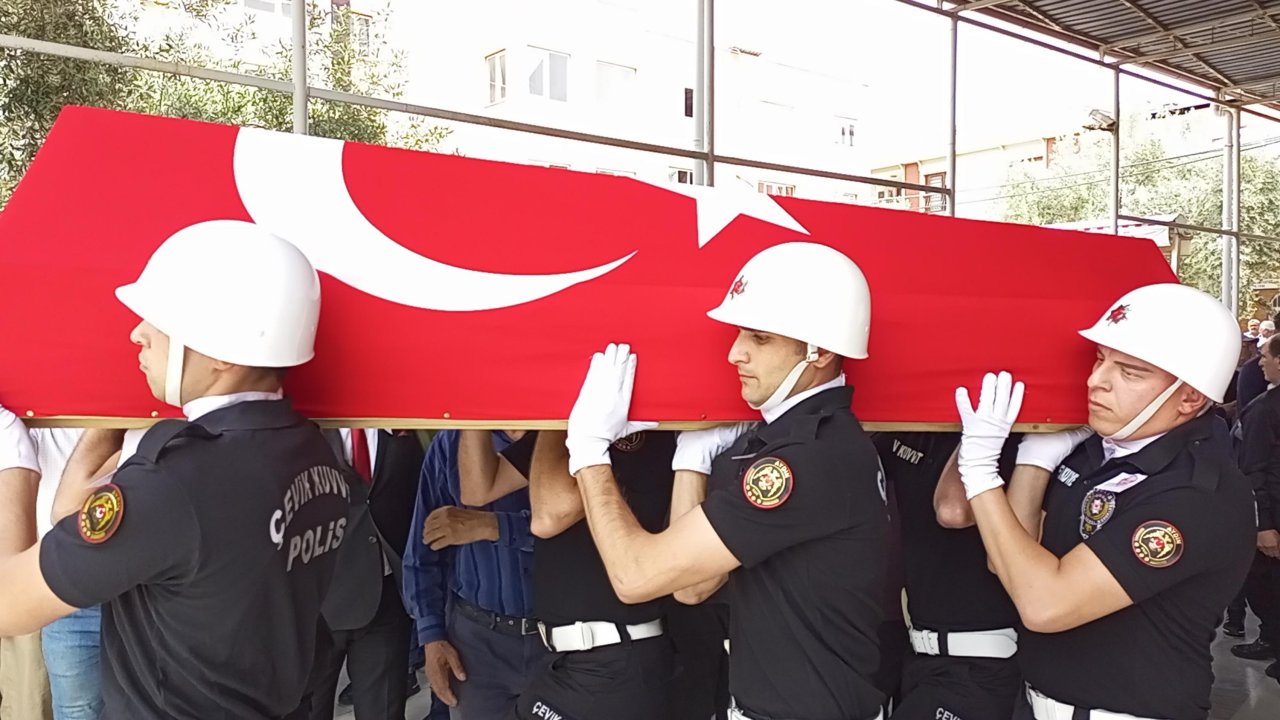 Görevi başında kriz geçirerek şehit olan polis memuru, Aydın'da toprağa verildi