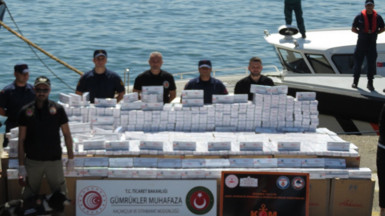 Zeytinburnu'nda bir gemiye düzenlenen operasyonda 144 bin paket kaçak sigara ele geçilirdi