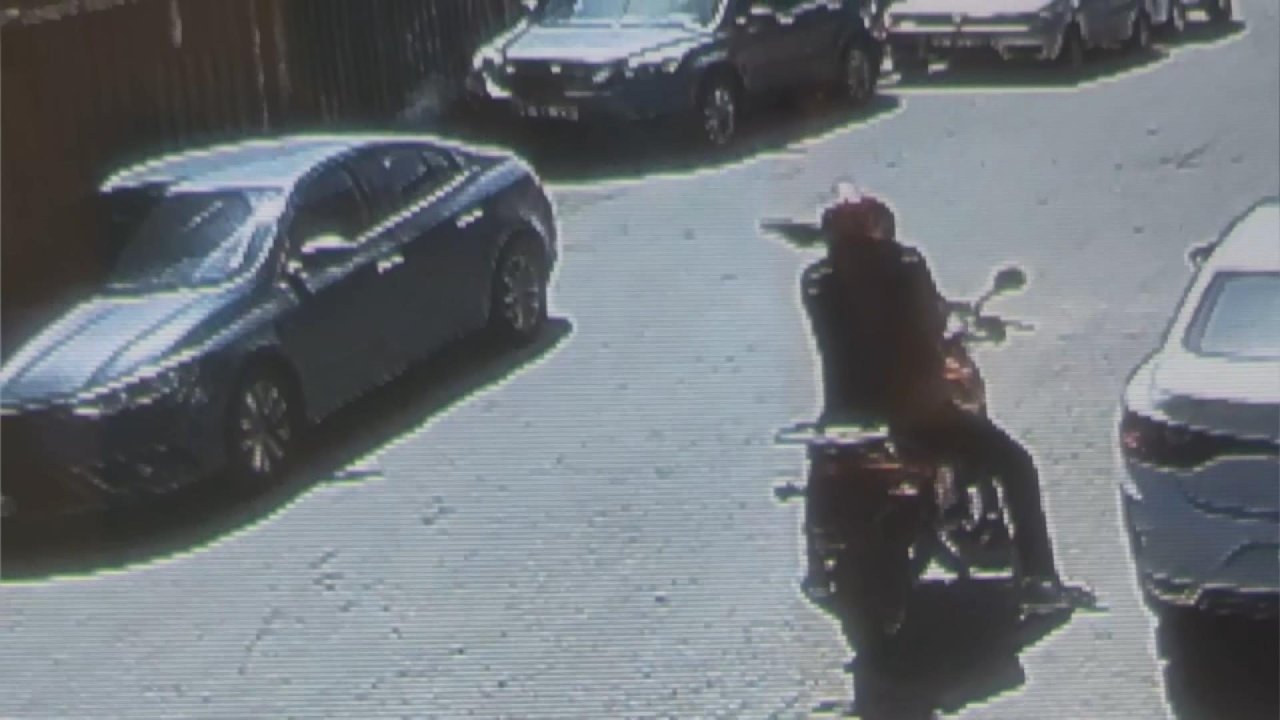 Motosikletli saldırgan, otomobile kurşun yağdırdı
