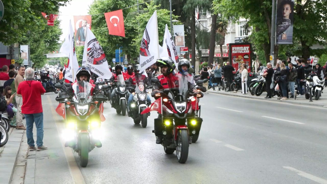 Kadıköy'de motosikletlilerden 19 Mayıs konvoyu: Ata ve taksici Erge unutulmadı