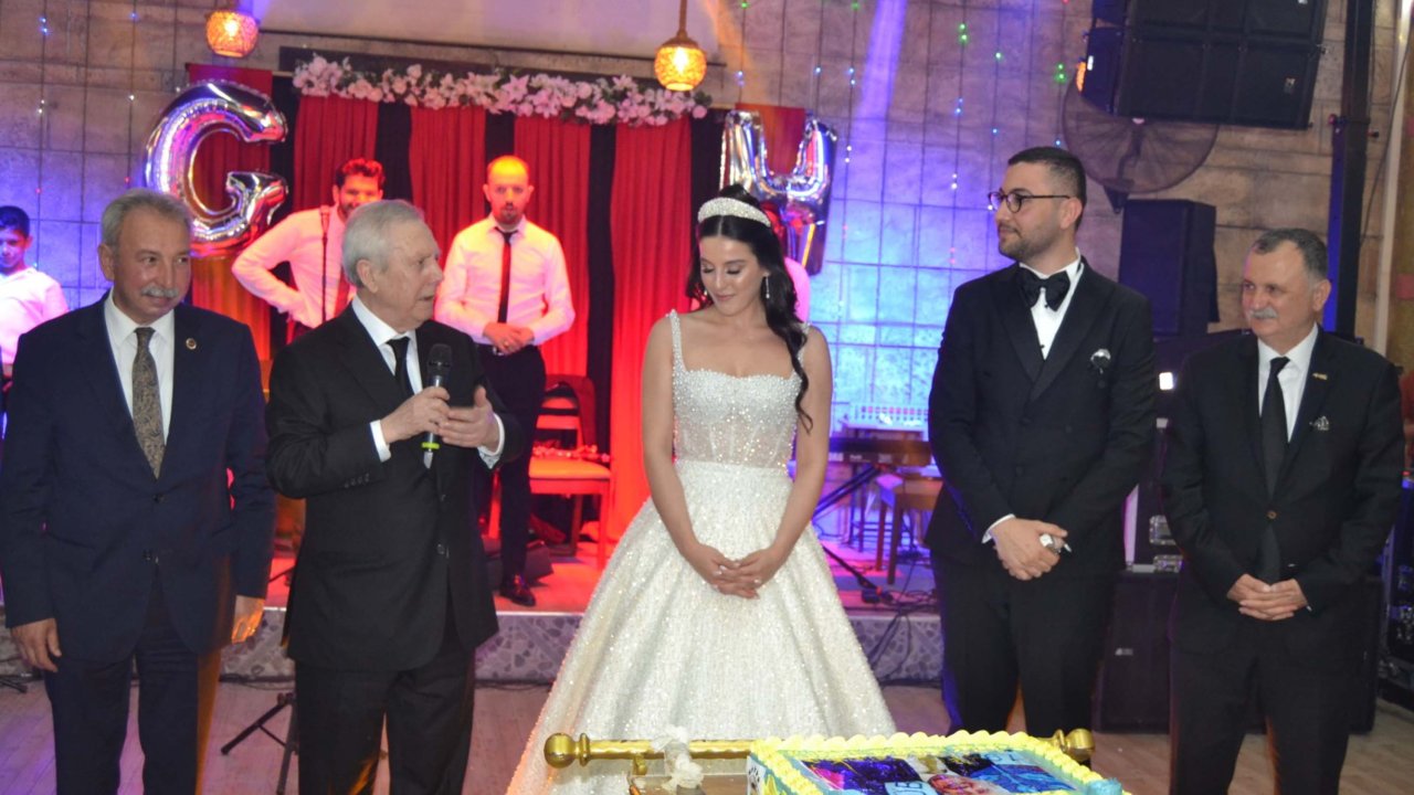 Derbi öncesi Aziz Yıldırım Manisa'da düğüne katıldı