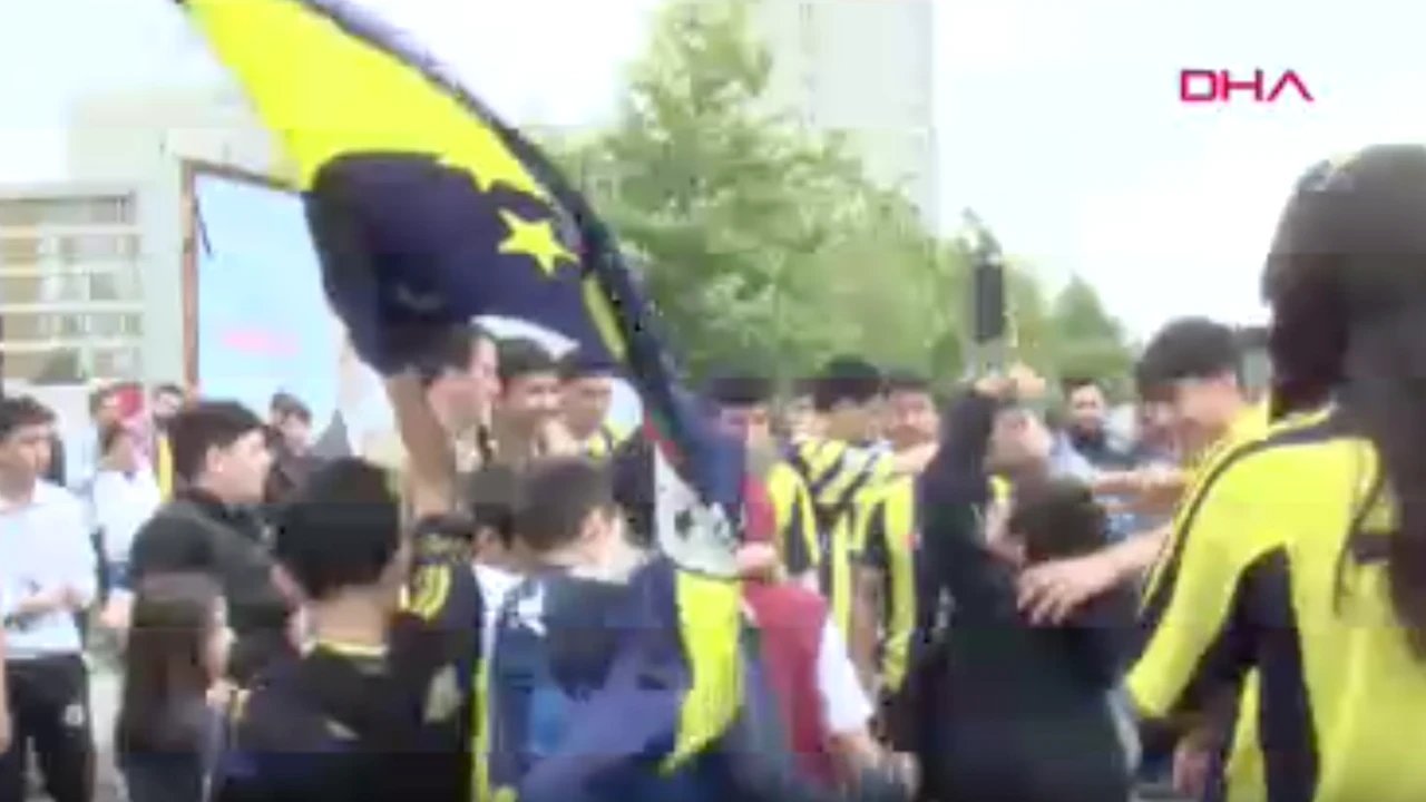 Fenerbahçeli taraftarlar, takımını derbiye uğurladı