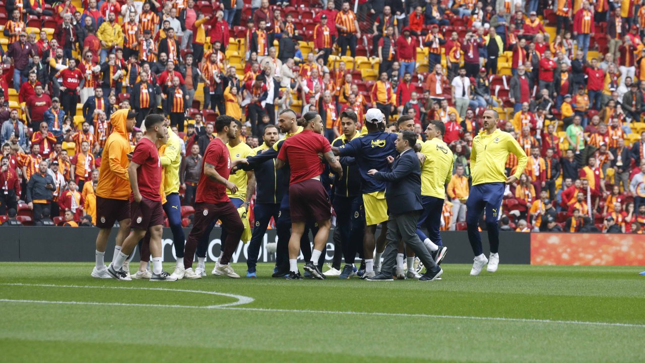 Fenerbahçe - Galatasaray maçı öncesi sahada gerginlik yaşandı