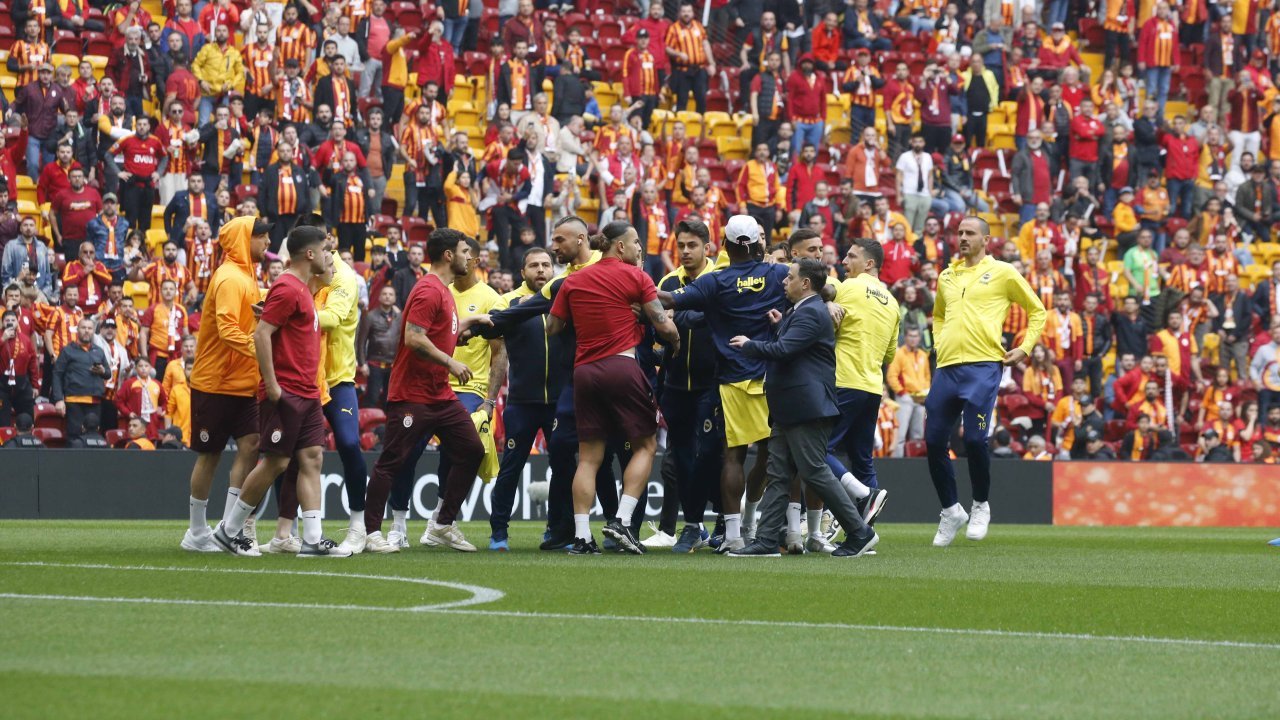 Derbi öncesi saha içinde yaşanan kavgaya dair Galatasaray'dan açıklama geldi!