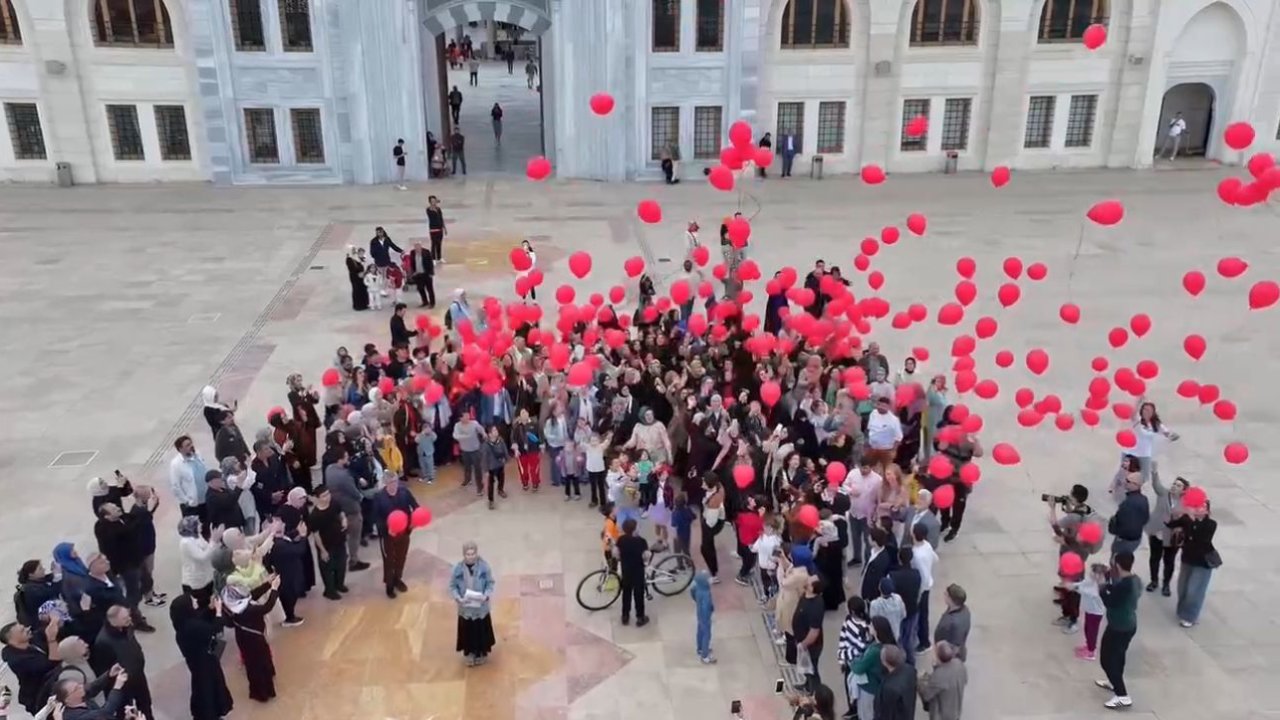Filistin'deki soykırıma dikkat çekmek için Çamlıca'dan yüzlerce balon bırakıldı