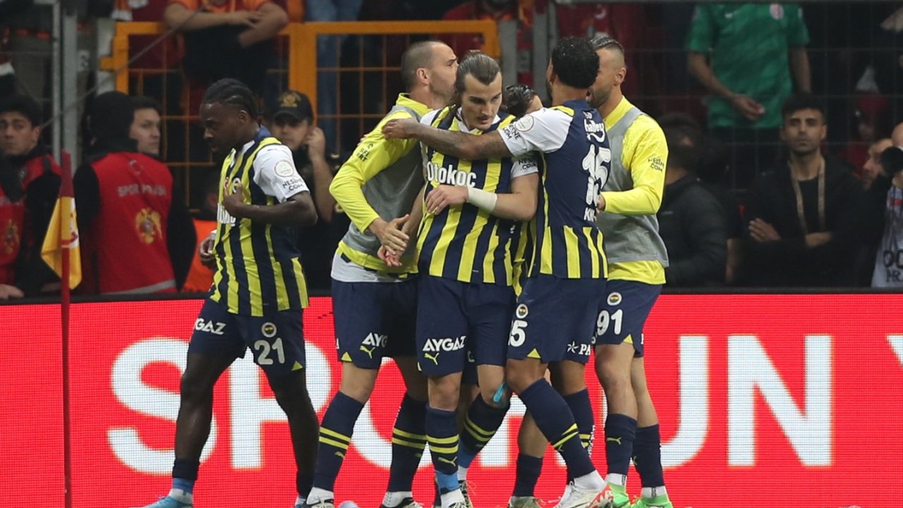 Fenerbahçe derbiyi kazandı, şampiyonluk son haftaya kaldı