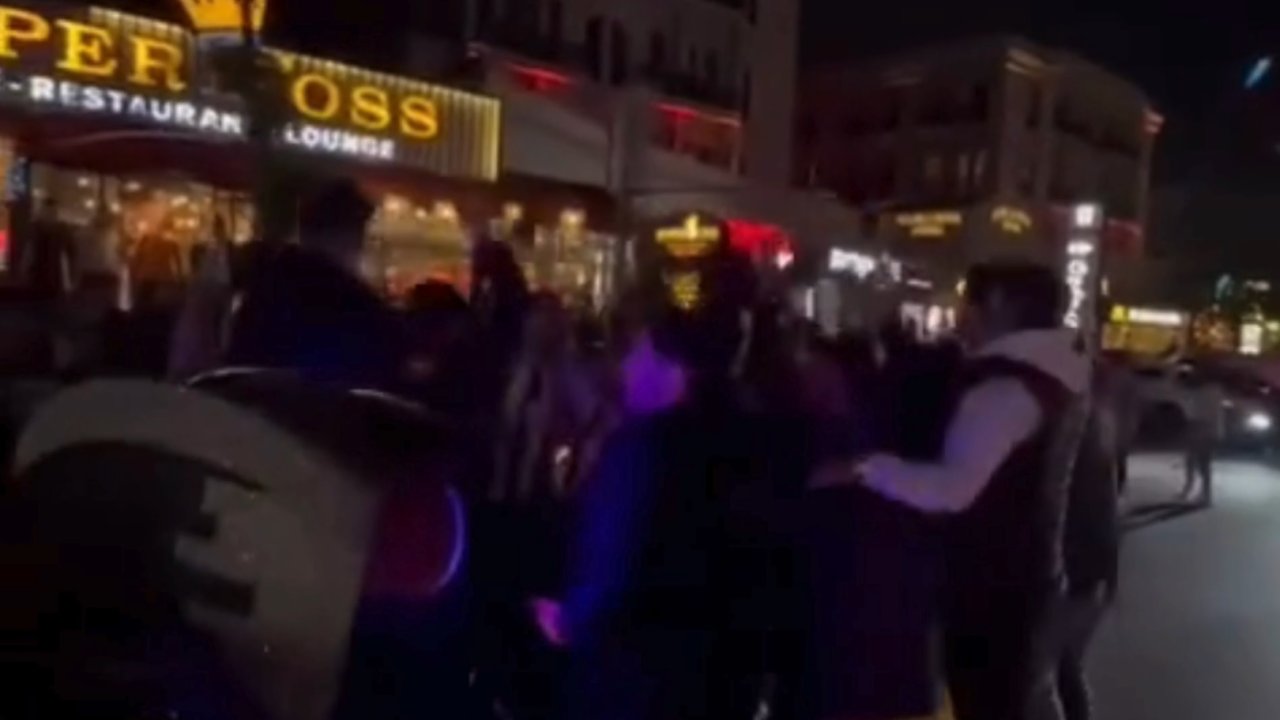 Derbiyi kazanan Fenerbahçeli taraftarlar sokaklarda kutlama yaptı!