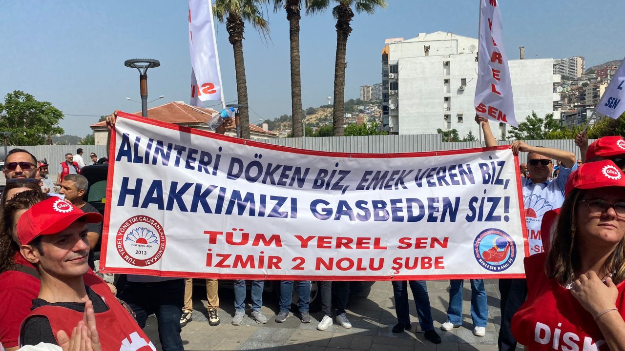 İzmir Bayraklı Belediyesi'nde işçilerden yol kapatma eylemi