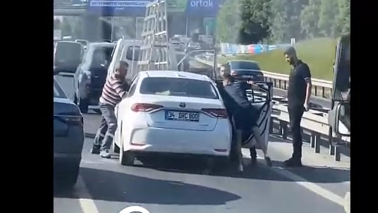 Trafikte büyük kavga! Sürücüyü aracın içinde darp ettiler…