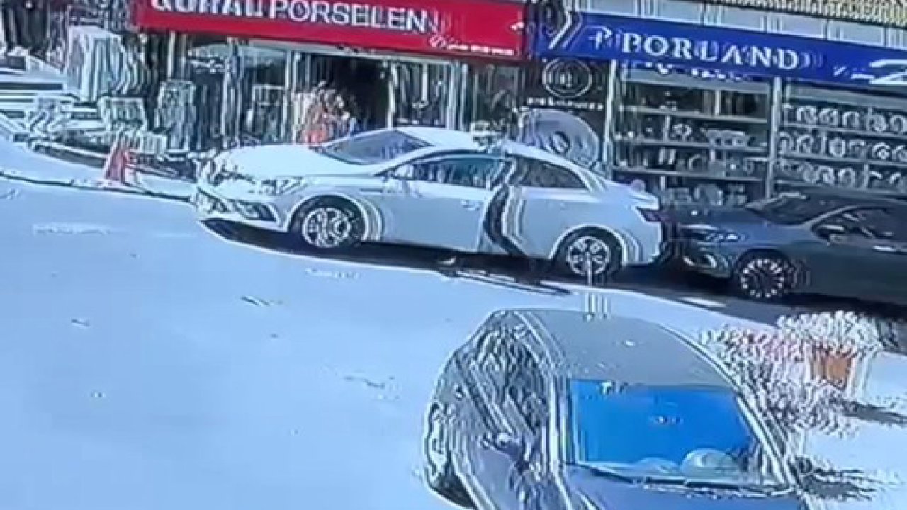 Güngören'de park edilmiş aracı soyan 2 hırsız yakalandı