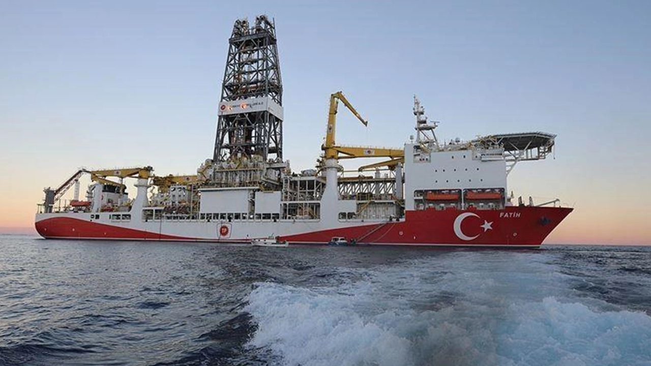 Bakan Bayraktar 'yeni keşiflere yelken açıyoruz' diyerek duyurdu: 'Karadeniz'de sondaj çalışmalarına başlandı'