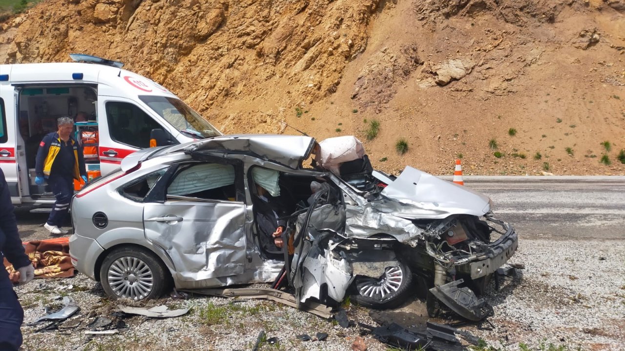 Sivas'ta feci kaza! Kamyonetle otomobil çarpıştı; 2 ölü, 2 yaralı