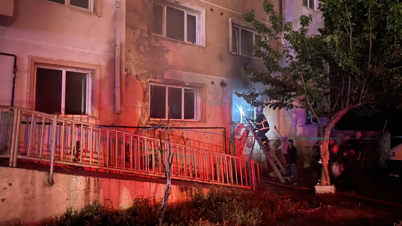Eşiyle tartışıp evi ateşe veren kişi, alevlerin arasında kalıp ağır yaralandı