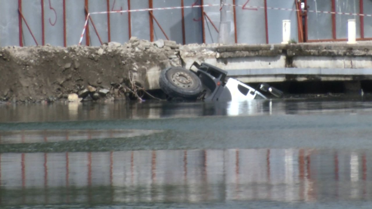 İstanbul - Sarıyer’de hafriyat kamyonu denize düştü