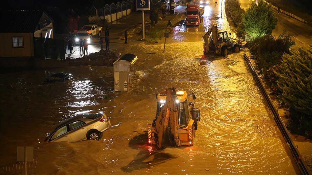 Hatay'da sağanak yağış nedeniyle sokaklar göle döndü