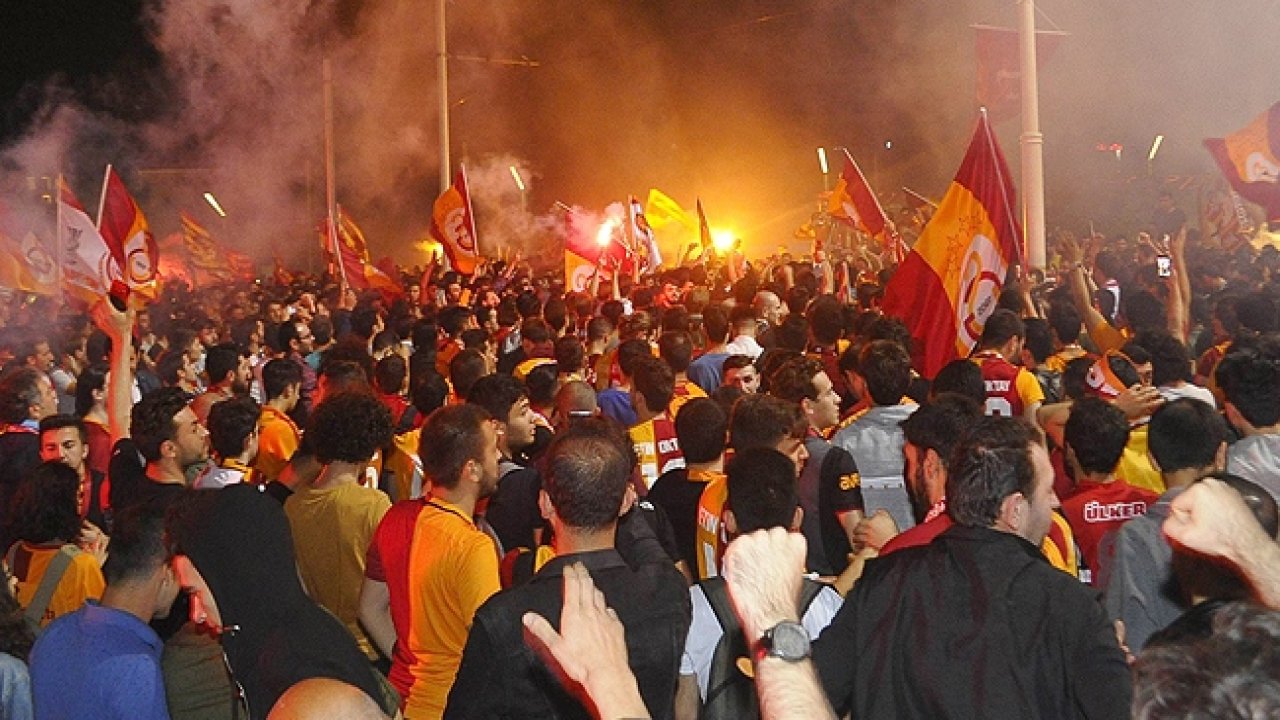 Galatasaray taraftarı şampiyonluk kutlamasında vuruldu!