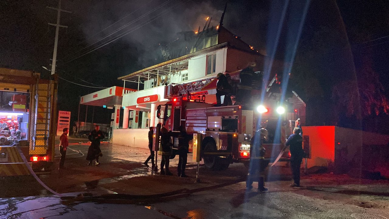 Akaryakıt istasyonu yakınında korkutan yangın: Alevler tüm binayı sardı