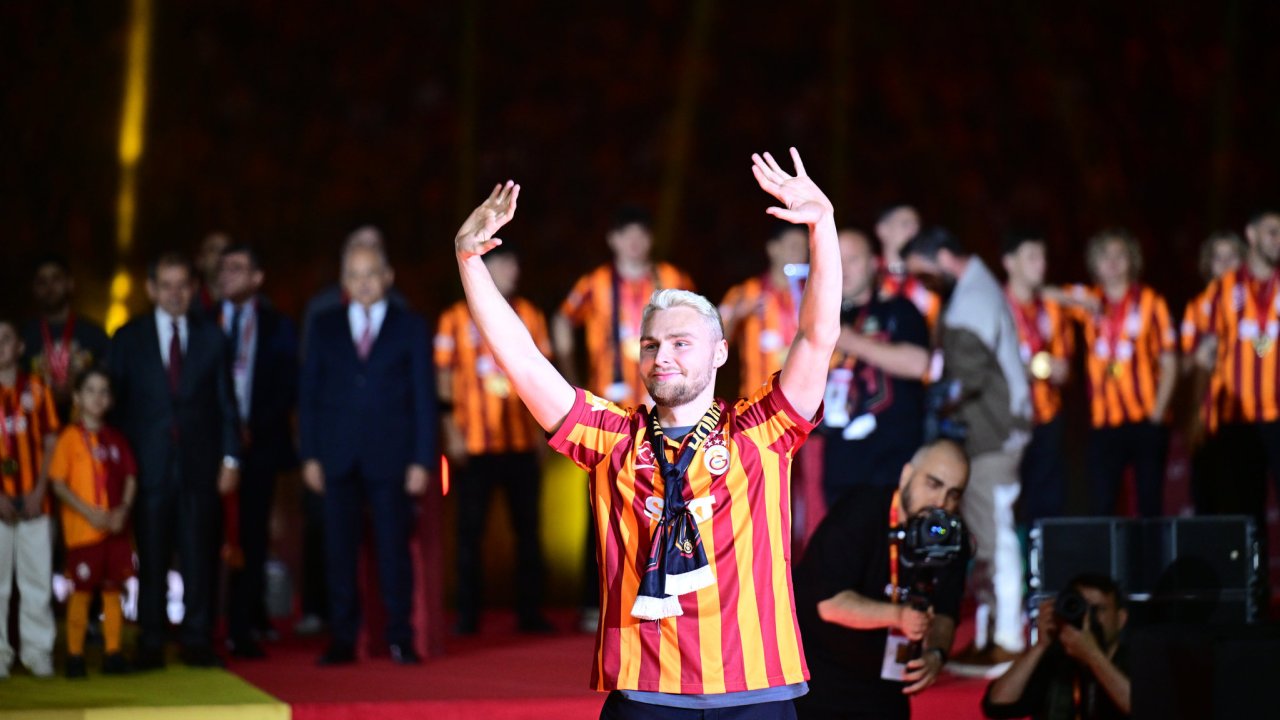 Victor Nelsson “Galatasaray taraftarına yazıklar olsun” yazdı, ortalık karıştı!