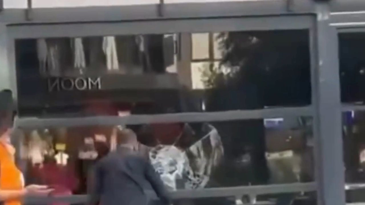 Esenyurt'taki Starbucks mağazası taşlı saldırıya uğradı