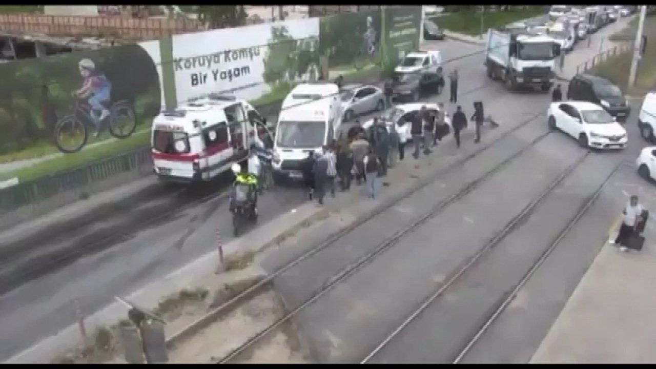 Bahçelievler'de tramvay otomobile çarptı: Yaralılar var