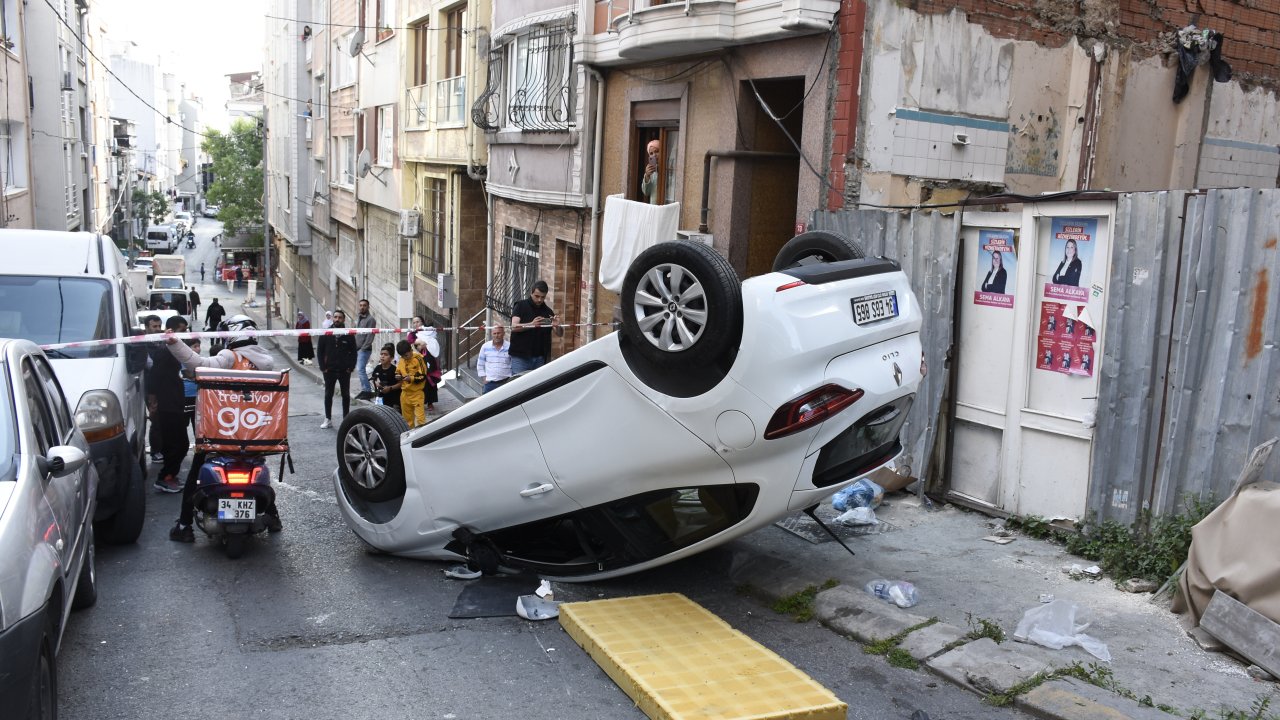 İstanbul'da kontrolden çıkan otomobil takla attı