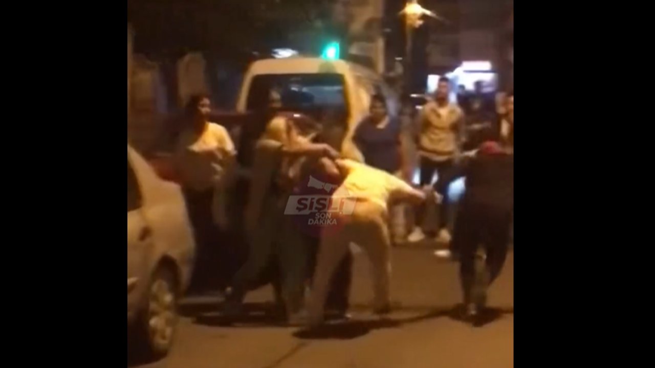 Kadınlar sokak ortasında saç saça kavga etti!