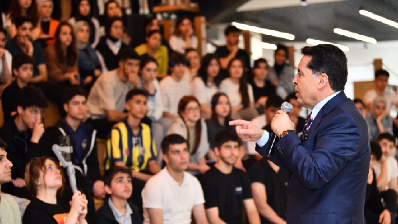 Başkan Özer gençlere kariyer yolculuğunu anlattı